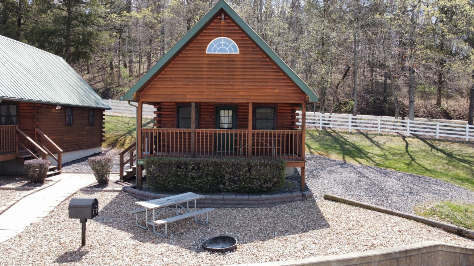 Large log cabin which sleeps up to 8 or 12 at Bass Resort.
